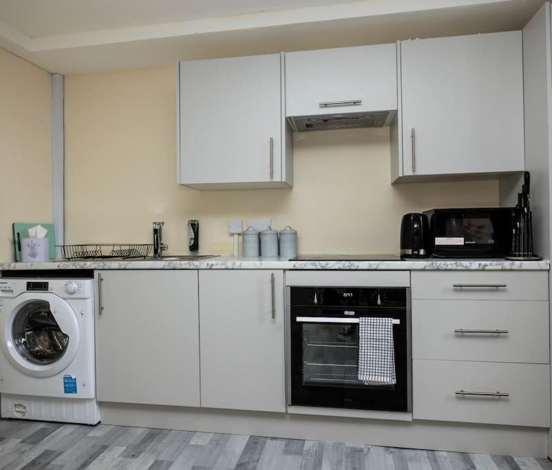 1 Bedroom-Sofabed-Worktable-4-Wifi-Parking Londres Exterior foto